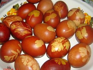 Яйца крашенные в луковой шелухе мраморные