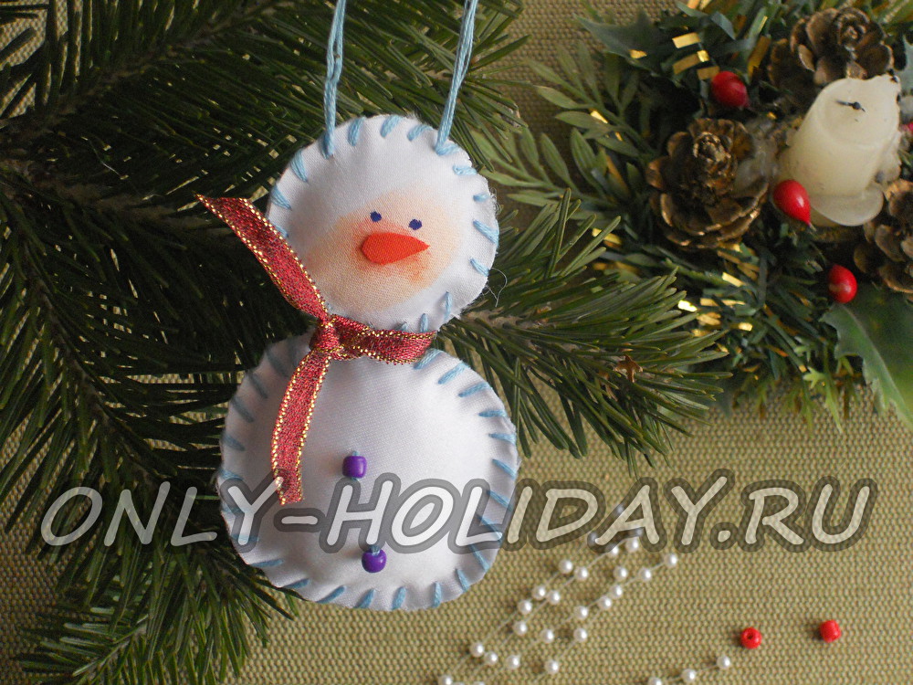 Симпатичный снеговик из ткани на елочку