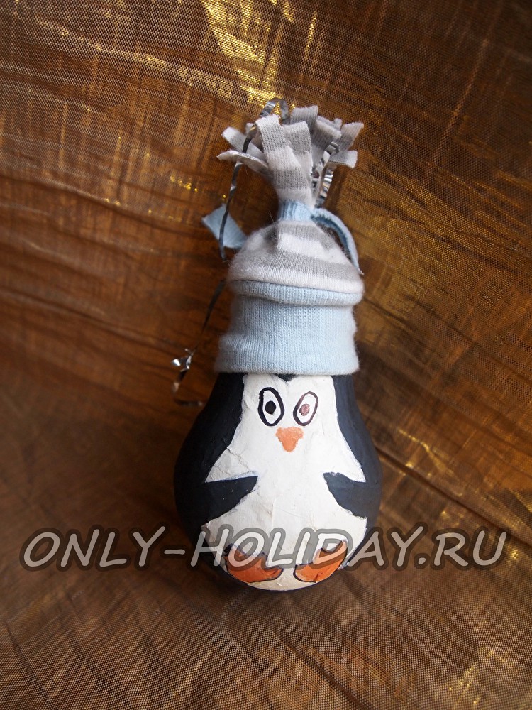 Пингвин из лампочки - поделка на елку своими руками