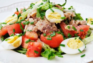 Салат с тунцом и яйцами