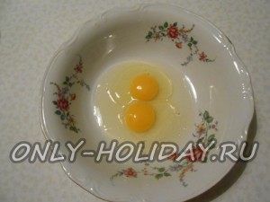 Влить в миску два сырых куриных яйца.
