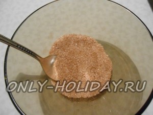 В пиале смешать корицу с сахарным песком.