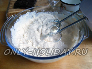 Для торта из печенья творог соединить с 75 граммами мягкого сливочного масла и с помощью миксера взбить в однородный пышный крем