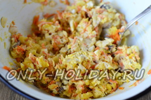 Смешиваем рыбу, яйца, картофель и корейскую морковь, заправляем майонезом