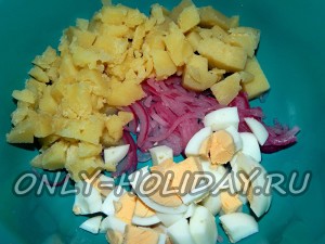 В салатнике смешать маринованный лук и нарезанный картофель и яйца