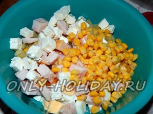 Добавить в салатник кукурузу, нарезанную ветчину и сыр 