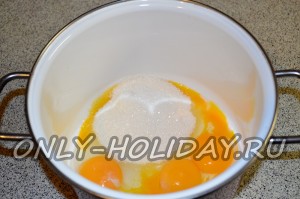 В глубокой емкости (например, кастрюле) соединяем яйца с сахаром