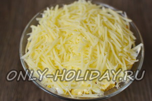 Посыпаем салат натертым твердым сыром