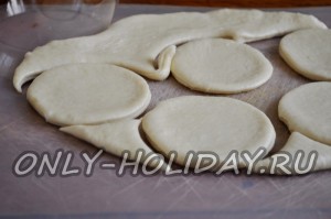 Стаканом вырезаем кружки для приготовления пирожков с картошкой