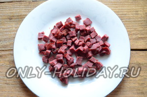 Нарежьте мясо для салата Пасхальный кулич мелкими кубиками