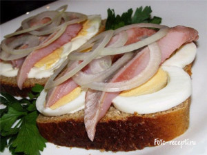 бутерброд с селедкой и яйцом