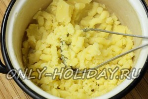 Размять картофель для зраз в пюре