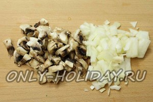 Нарезать грибы и лук кусочками