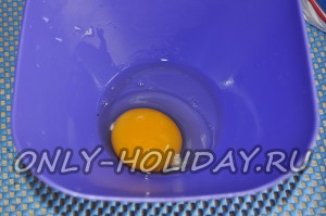 Вбейте яйцо в пластиковую посуду