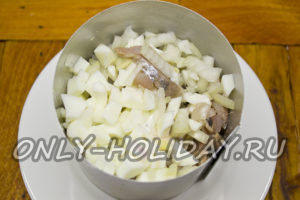 На картофель выложить слой селедки и яичного белка