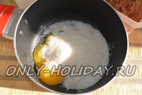 соединить куриные желтки с сахаром и солью