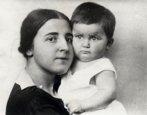 Светлана Аллилуева в детстве с мамой